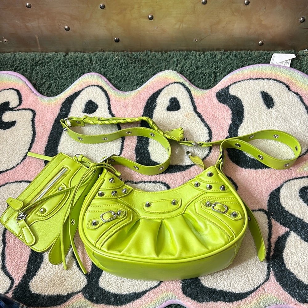 Cute Cagole city bag cross body In a great lime green color.